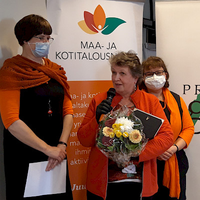 Karelia à la carte -verkoston yrittäjiä palkittiin Itä-Suomen Maa- ja kotitalousnaisten edustajakokouksessa